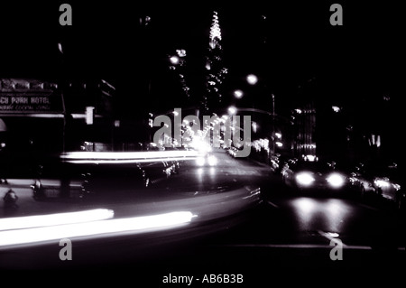 Ein New York City Taxi Schlieren als es dreht sich die Ecke mit das Chrysler building und andere Taxis im Hintergrund Gramercy Park Stockfoto