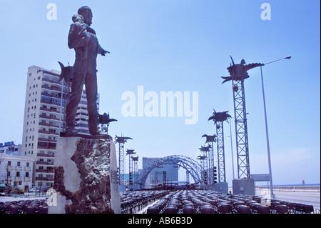 Entlang des Malecon eine Statue von Jose Marti interessieren, halten Elian Gonzalez vor und zeigte auf die USA bauen Havanna Kuba Stockfoto