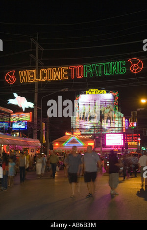 Melden Sie Nachtzeit spazieren zechenden Strand-Bars-Geschäfte willkommen zu Patong Leuchten Thailand Stockfoto