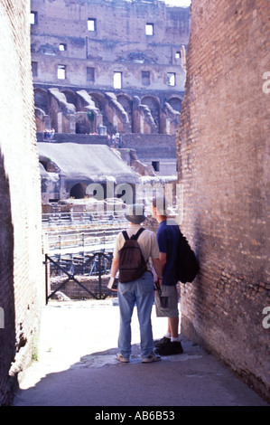 Zwei Touristen mit Rucksäcken, Blick auf das Kolosseum in Rom Italien Stockfoto