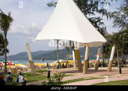 Weiße Segel Skulpturen bieten Schatten beliebten Patong Beach Phuket Thailand Stockfoto