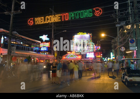 Melden Sie Nachtzeit spazieren zechenden Strand-Bars-Geschäfte willkommen zu Patong Leuchten Thailand Stockfoto