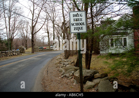 Drug Free Zone Straßenschild durch amerikanische Schule. Stockfoto