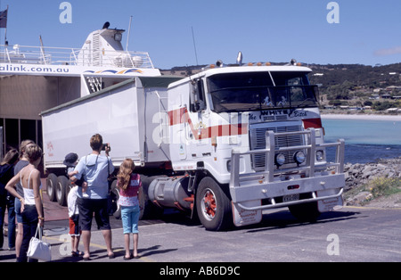 Container Lkw Aussteigen aus der Fähre nach Penneshaw auf Kangaroo Island South Australia Ankunft Stockfoto