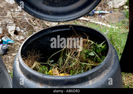 Boden vorbereiten und Anbau von Gemüse in innerstädtischen städtischen Garten Zuteilung. Stockfoto