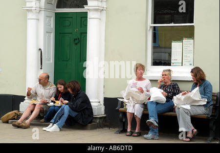 Besucher essen gebratenen Fisch und Chips in Alresford Hampshire südlichen England Vereinigtes Königreich UK Stockfoto
