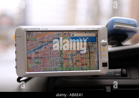 Ein GPS-Navigations-Display in einem Taxi Tokio Japan Stockfoto