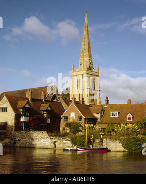St Helens Church und ein paar Hütten an der Themse in Abingdon Stockfoto