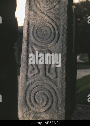 Keltische Schnitzerei auf einen der drei Anglo-Saxon cross Wellen auf dem Kirchhof von All Saints Church Ilkley, West Yorkshire Stockfoto