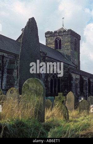 Die höchste Menhir in Großbritannien entspringt 25 Fuß 4 Zoll dem Kirchhof von alle Heiligen Kirche Rudston in East Yorkshire Stockfoto