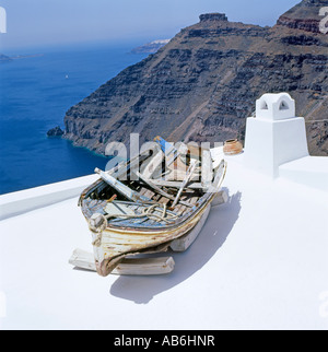 Ein Fischerboot auf einem Dach über dem vulkanischen Klippen in Santorini griechische Inseln, Griechenland KATHY DEWITT Stockfoto