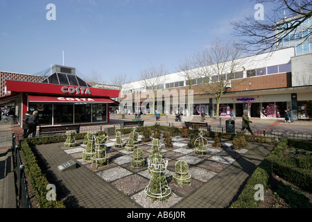 Solihull. Ein Formschnitt und Draht Schachbrett in Mell Square, Solihull, West Midlands, England Stockfoto