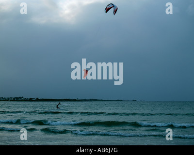 Kitesurfen am Strand kite Kiten Surfen Gleitschirmfliegen Finistere Brittany France Stockfoto