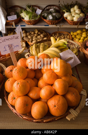 Clementinen in Korb auf Verkauf in Spanisch Obst shop Stockfoto