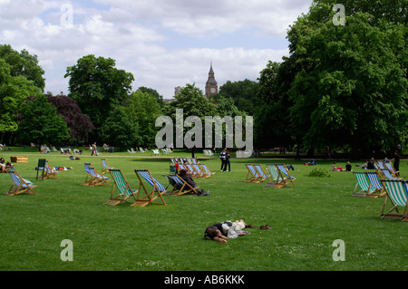 Menschen entspannen im St James Park Westminster London England UK Stockfoto