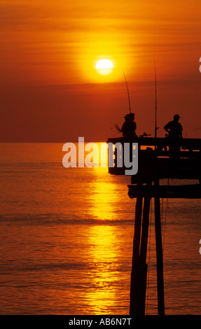 Fischer auf Nags Head Angelpier Outer Banks North Carolina USA Stockfoto