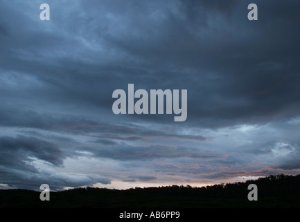 Bedrohliche Wolken bei Sonnenuntergang in Tasmanien Australien Stockfoto
