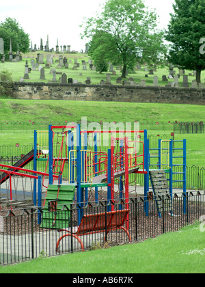 Klettergerüst mit Friedhof im Hintergrund Stockfoto