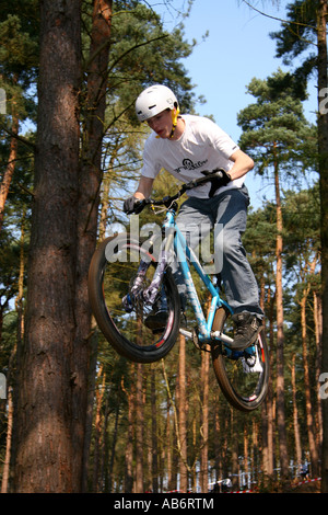 Ein Reiter auf die Sprünge bei Chicksands, Rowney Warren, Bedfordshire. Stockfoto