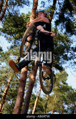 Ein Reiter auf die Sprünge bei Chicksands, Rowney Warren, Bedfordshire. Stockfoto