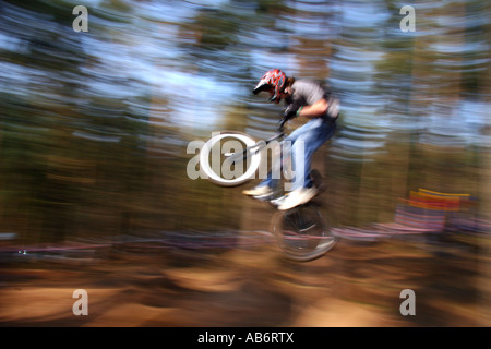 Ein Fahrer löscht einen Sprung in der Meisterschaftsrunde NPS 4 X in Chicksands, Bedfordshire, 2007. Stockfoto