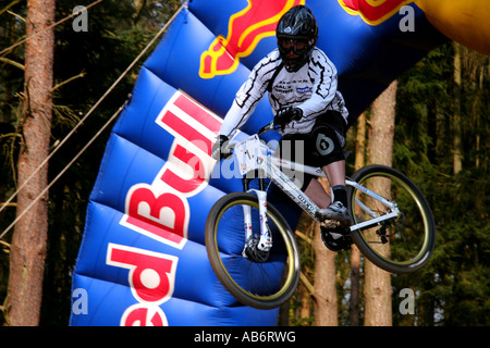 Ein Fahrer löscht einen Sprung in der Meisterschaftsrunde NPS 4 X in Chicksands, Bedfordshire, 2007. Stockfoto