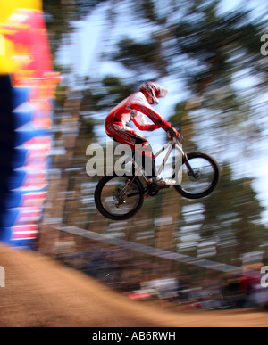 Ein Fahrer löscht einen Sprung in der Meisterschaftsrunde NPS 4 X in Chicksands, Bedfordshire, 2007. Stockfoto