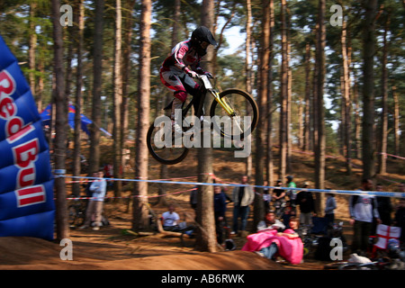 Ein Fahrer löscht einen Sprung in der Meisterschaftsrunde NPS 4 X in Chicksands, Bedfordshire, 2007. Stockfoto