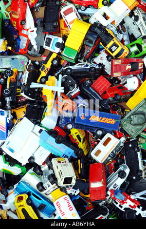 Eine Kiste voll mit kleinen Spielzeug-Autos zum Verkauf auf einem Flohmarkt. Stockfoto