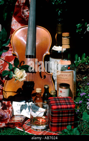 Geige und Whisky eine Anzeige von Single Malt Whiskey Ornamente Stockfoto