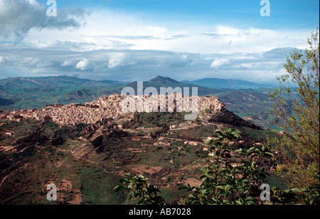 Calascibetta einer Kleinstadt liegt auf einem Hügel in Sizilien gesehen von der Stadt Enna-Italien Stockfoto