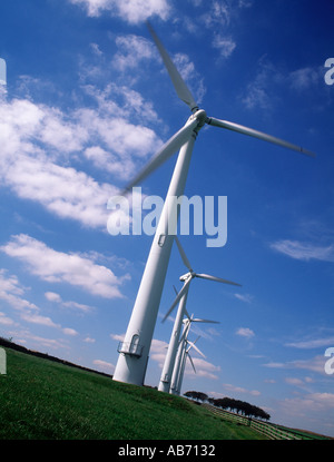 REIHE VON SECHS WINDENERGIEANLAGEN IM BEREICH ROYD MOOR SOUTH YORKSHIRE ENGLAND GROßBRITANNIEN VEREINIGTES KÖNIGREICH UK Stockfoto