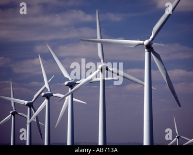 REIHE VON SECHS WINDENERGIEANLAGEN GEGEN HIMMEL UND WOLKEN ROYD MOOR SOUTH YORKSHIRE ENGLAND GROßBRITANNIEN VEREINIGTES KÖNIGREICH GROßBRITANNIEN Stockfoto