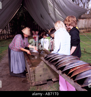 Schülerinnen und Schüler Goldwaschen in Fort Langley in der Fraser Valley des südwestlichen British Columbia Kanada Stockfoto