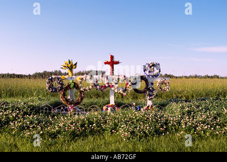 Am Straßenrand Memorial Schrein von Blumen und Kreuze für die Opfer in einen tödlichen Autounfall getötet Stockfoto