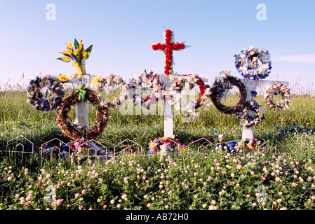 Am Straßenrand Memorial Schrein von Blumen und Kreuze für die Opfer in einen tödlichen Autounfall getötet Stockfoto
