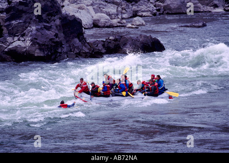 Thompson River in der Nähe von Lytton, BC, Britisch-Kolumbien, Kanada - Mann über Bord im Wildwasser / Wildwasser-Rafting-Unfall Stockfoto