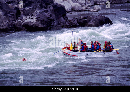 Thompson River in der Nähe von Lytton, BC, Britisch-Kolumbien, Kanada - Mann über Bord im Wildwasser / Wildwasser-Rafting-Unfall Stockfoto