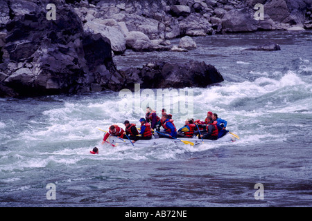 Thompson River in der Nähe von Lytton, BC, Britisch-Kolumbien, Kanada - Mann über Bord im Wildwasser / Wildwasser-Rafting-Unfall Stockfoto