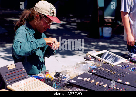 Schmuck-Hersteller die Schmuckherstellung am öffentlichen Markt des Künstlers auf Bastion Square, Victoria, Britisch-Kolumbien, Kanada, Vancouver Island Stockfoto