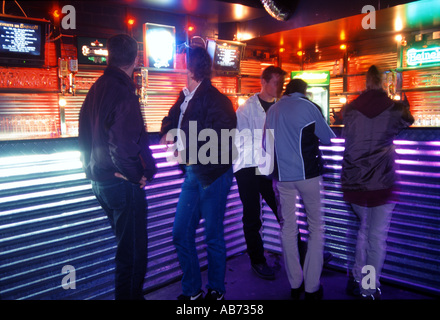 Babylon-Disco-Bar-Besucher-Kunden stehen an der Bar trinken Tabelle Kunstpark Ost Kunstpark Ost München Stockfoto