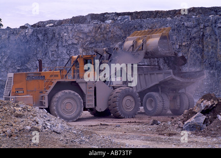 Kalksteinbruch, Texada Island, BC Britisch-Kolumbien, Kanada - Front End Loader lädt 100-Tonnen-Kipper mit Kalkstein bei mir Stockfoto