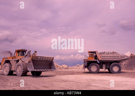 Kalksteinbruch, Texada Island, BC Britisch-Kolumbien, Kanada - Front End Loader lädt 100-Tonnen-Kipper mit Kalkstein bei mir Stockfoto