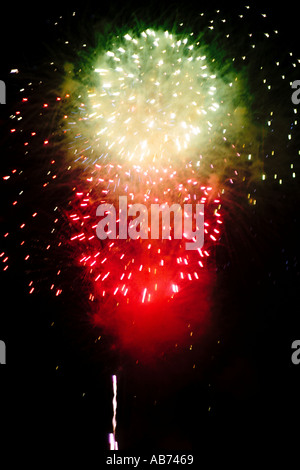 Multi farbige Feuerwerk am Nachthimmel Stockfoto