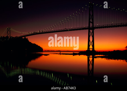 "Lions Gate" Brücke, Vancouver, BC, Britisch-Kolumbien, Kanada - Burrard Inlet bei Sonnenuntergang Stockfoto