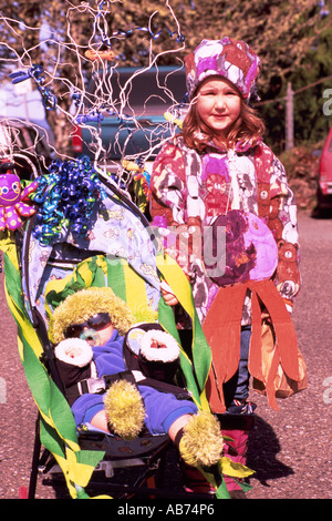 Junge Mädchen und Baby im Kinderwagen eingerichtet für Pacific Rim Whale Festival Parade Tofino Vancouver Island British Columbia Kanada Stockfoto