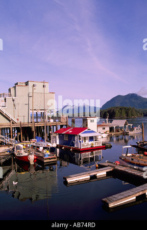 Tofino, BC, Vancouver Island, British Columbia, Kanada - Hafen / Hafen, Wasser schwimmenden Zuhause und Boot, West Küste Scenics Stockfoto