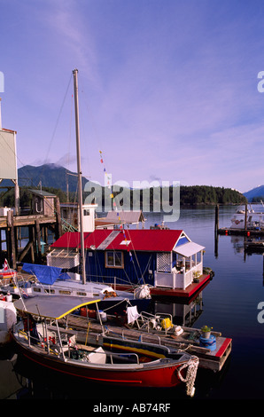 Tofino, BC, Vancouver Island, British Columbia, Kanada - Hafen / Hafen, Wasser schwimmenden Zuhause und Boot, West Küste Scenics Stockfoto