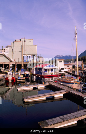 Tofino, BC, Vancouver Island, British Columbia, Kanada - Waterfront dockt / anordnen, Floating Home und Boote im Hafen / Hafen Stockfoto