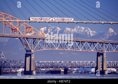 Brücken über den Fraser River, New Westminster, Surrey, BC, Britisch-Kolumbien, Kanada - Skytrain auf SkyBridge, Pattullo Bridge Stockfoto